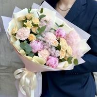 Летний букет с чайными розами и пионами "Сансерри"