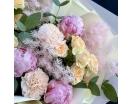 Летний букет с чайными розами и пионами "Сансерри"