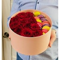 Розы и пирожные Макарони «Сладкий Привет»
