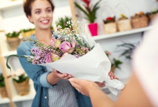 Какие цветы нельзя дарить девушке и женщине: советы флористов