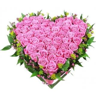 Сердце из 51 Розовой Розы на флористической губке