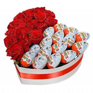 Розы в коробке с Киндер Сюрпризами «Сладкая Любовь»