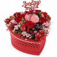 Букет цветов с виноградом и Макарони в коробке «Наслаждение»