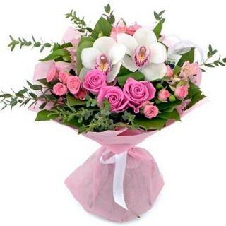 Букет из розовых роз и орхидей 