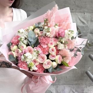 Нежный букет из роз и маттиолы «Каролина» Нежный букет из роз и маттиолы «Каролина»