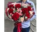 Яркий авторский букет с алыми французскими розами и кустовыми розами «Мэрри»