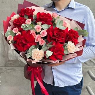 Яркий авторский букет с алыми французскими розами и кустовыми розами «Мэрри»