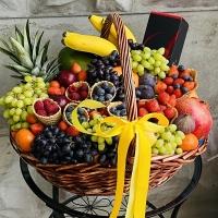 Корзина с фруктами и ягодами 