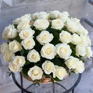 Корзина с Белыми Розами из 51 шт