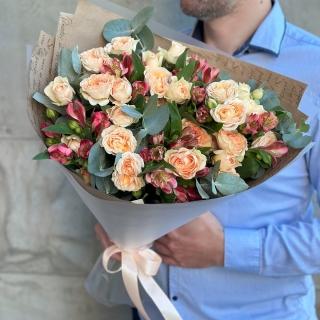 Букет из кустовых роз и альстромерии "Романтик" Букет из кустовых роз и альстромерии "Романтик"